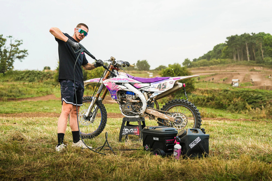 Muc-Off 21180 - Mobilna myjka ciśnieniowa + 1L Nano Tech Motorcycle Cleaner