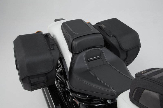 ZESTAW SAKW I STELAŻY LEGEND GEAR SW-MOTECH HARLEY-DAVIDSON SOFTAIL BREAKOUT (17-), BLACK
