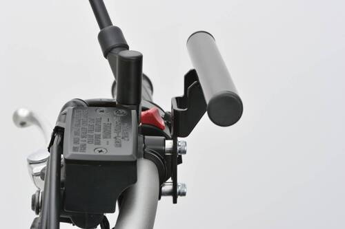 Daytona Uniwersalna poprzeczka w kolorze czarnym, z możliwością zamontowania w obejmie pompy hamulcowej/sprzęgłowej 77435