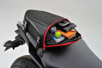 "HENLYBEGINS" SEAT BAG 4L DH-708 RED/CARBON