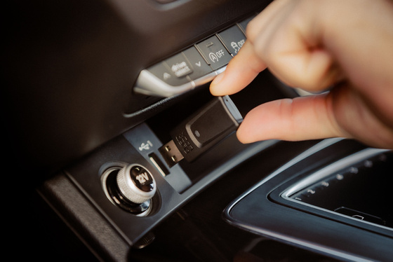 Quad Lock® Car - Wireless CarPlay/Android Auto Adaptor