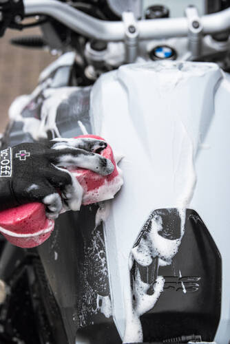 Muc-Off 300 - Próżniowo pakowana gąbka do mycia motocykla z mikroporami