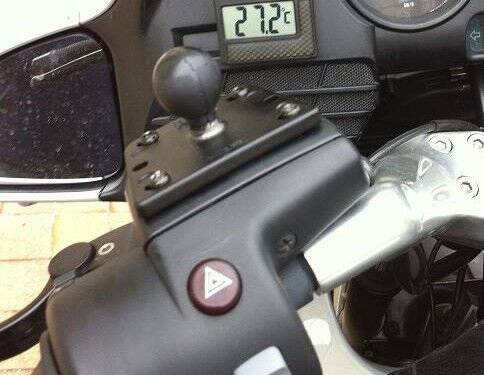 RAM-B-345U Uchwyt montowany na pokrywę zbiornika płynu hamulcowego w motocyklu