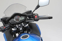 Daytona Uniwersalna poprzeczka w kolorze czarnym, z możliwością zamontowania w obejmie pompy hamulcowej/sprzęgłowej Ø22.2 mm (wersja płaska) 92801