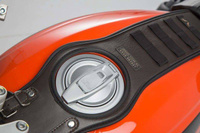 ZESTAW TORBA AKCESORYJNA LA2 I PAS NA ZBIORNIK SLA SW-MOTECH SCRAMBLER MODELS (14-), BROWN