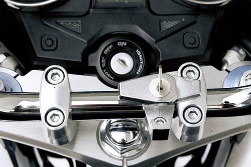 Daytona Zabezpieczenie do Kasku montowane do kierownicy Czarne Ø22,2 / 25,4 mm 75477