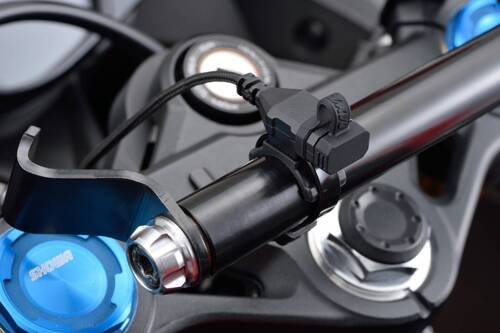Daytona Źródło zasilania z portem USB typu C na przewodzie do montażu na kierownicy motocykla 80399