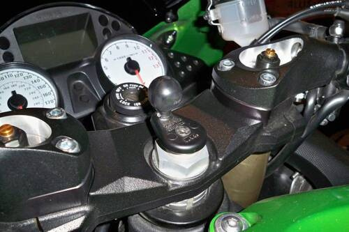 RAM-B-176-UN4U Uniwersalny uchwyt Finger Grip™ do telefonów komórkowych oraz przenośnych urządzeń elektronicznych montowany w trzon widelca w motocyklu