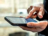 Quad Lock® Tempered Glass Screen Protector - iPhone 11 / XR